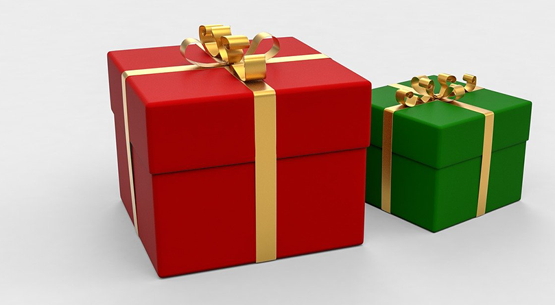 A red gift and a green gift with golden ribbons